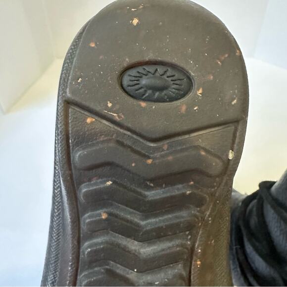 UGG Caspia Ankle Boots Black Leather size US 8 Sheepskin lined - Picture 7 of 14